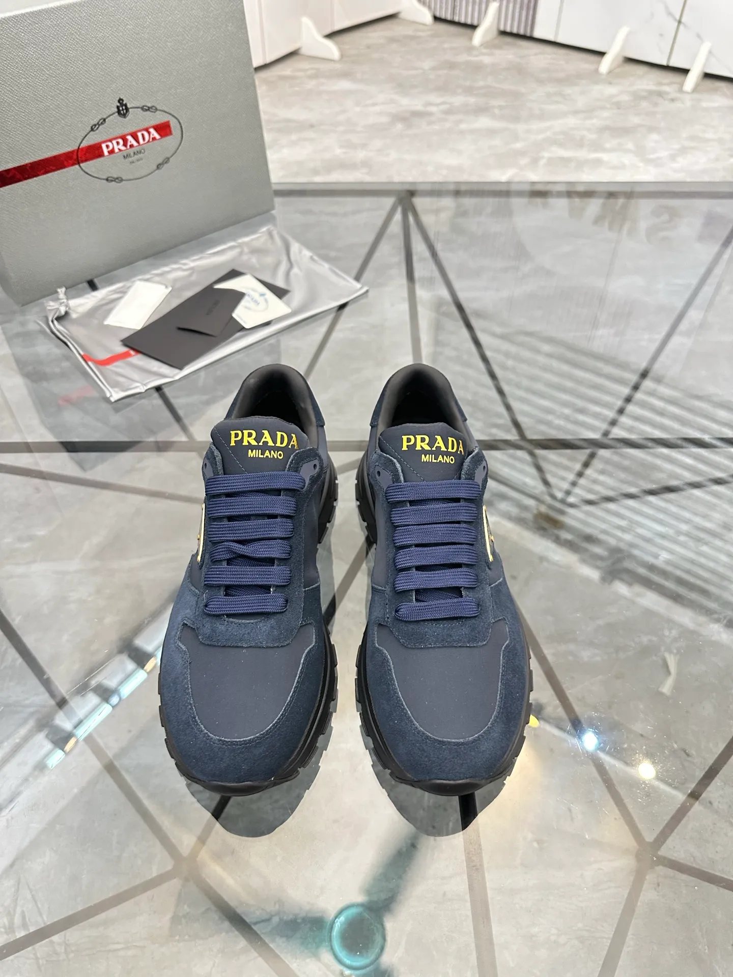 Men's shoes: 💰P580¥ High-end top quality Product trademark: Prada *"Prada*" low-top casual shoes Regular size: 38-45 (can be customized to 46) Product materials: upper imported first-layer nubuck leather spliced ​​with original materials, cowhide lining, cowhide feet, original outsole. Number: 832